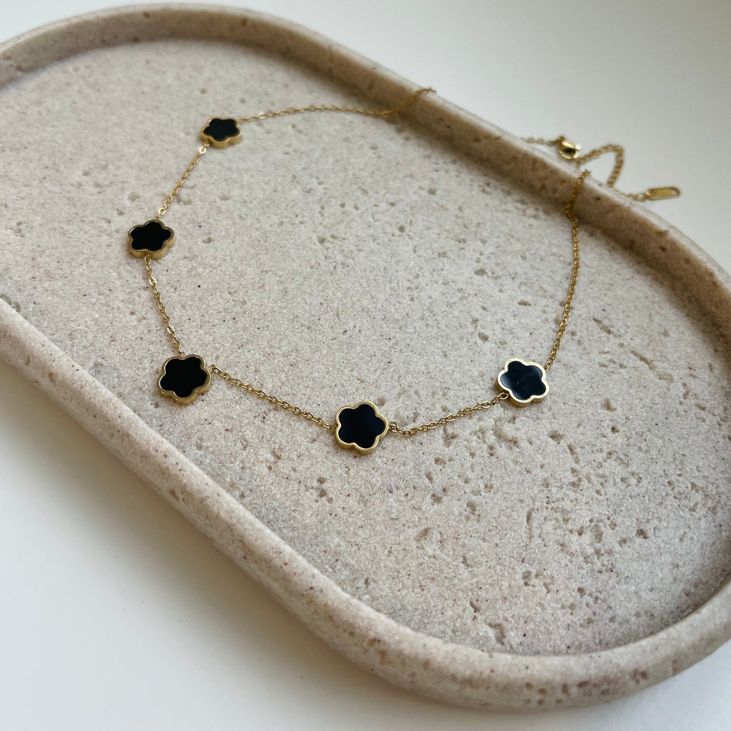 Magnolia Necklace Black